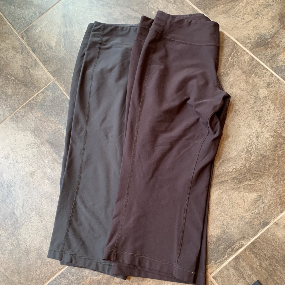 Set Size large Nike crops- 1 grey and 1 brown